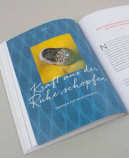 Detailaufnahme einer Buch-Doppelseite mit Kapitel-Einstieg