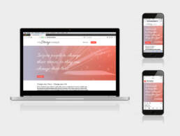 Collage aus Laptop und zwei Handy-Bildschirmen mit Ansichten der Website und Instagram