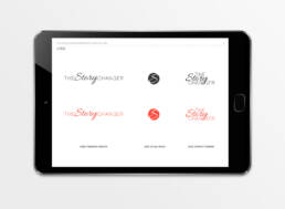 Tablet mit einer Seite aus dem Corporate Design Mini-Manual