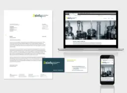 Collage aus Briefbogen, Visitenkarten, Tablet und Handy mit Website-Ansicht