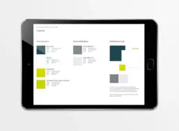 Tablet mit einer Seite aus dem Corporate Design Mini-Manual