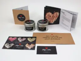 Collage aus zwei Salzdosen, Booklets, Flyern und Visitenkarte