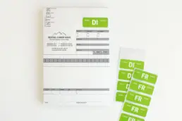 Collage aus Formularblock und Aufklebern