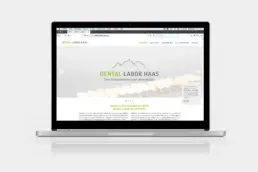 Laptop mit Abbildung der Website