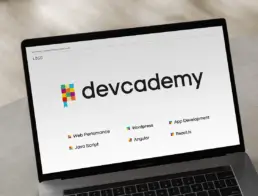 Laptop mit Abbildung des Logos