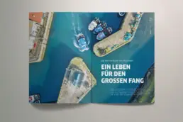 Kundenmagazin-Doppelseite zu Reinigungs-Story in Schottland zeigt Hafen von oben
