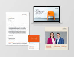 Collage aus Briefbogen, Visitenkarten, Bildschirm mit Powperpoint-Präsentation und Broschüre