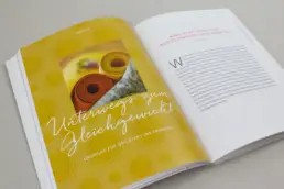 Buch-Doppelseite mit Kapitel-Einstieg