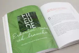 Buch-Doppelseite mit Kapitel-Einstieg