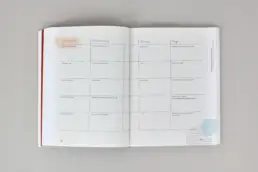 Buch-Doppelseite mit einer Tabelle zum Ausfüllen