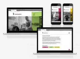 Collage aus zwei Laptops und zwei Handybildschirmen mit Websiten-Ansichten
