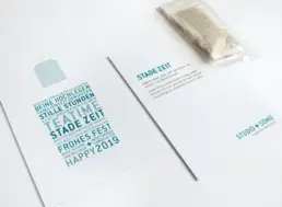 Vorder- und Rückseite der Weihnachtspostkarte mit einem Teebeutel