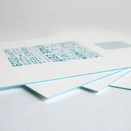 Detailaufnahme von vier übereinanderliegenden Weihnachtspostkarten von Studio Somo