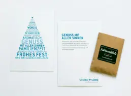 Vorder- und Rückseite der Weihnachtspostkarte mit einem Salz-Päckchen