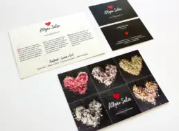 Collage aus Visitenkarte und Flyer, jeweils Vorder- und Rückseite