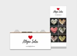 Darstellung Messestand mit Roll-Up und Stoffbanner vor einem Tisch