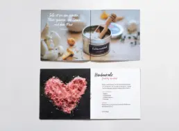 Zwei Booklet-Doppelseiten übereinander