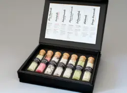 Geöffnete schwarze Box mit sieben Salz-Reagenzgläsern