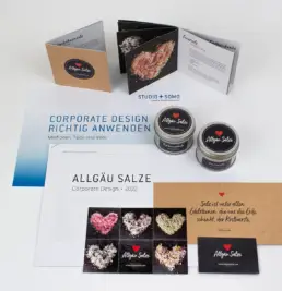 Collage aus einer Anleitung zur richtigen Corporate Design-Anwendung und mehreren Kommunikationsmitteln für Allgäu Salze